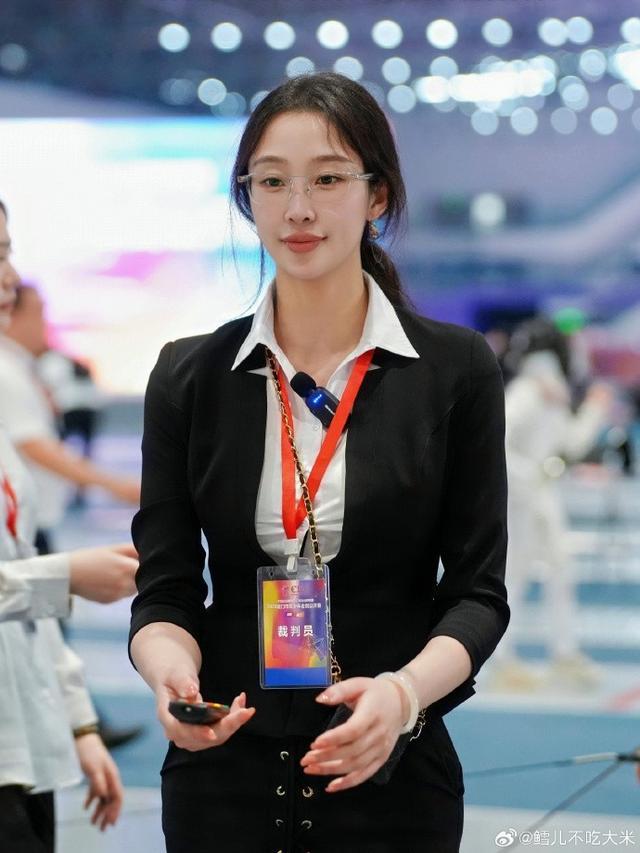 hth-网红击剑运动员秦雪执裁青少年比赛，职业装亮相长腿吸睛